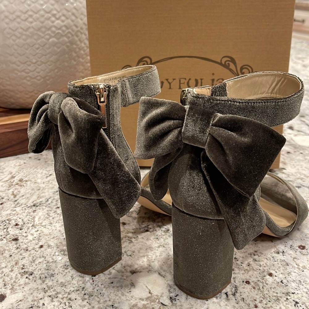 Size 10.5 Joyfolie Evelyn chunky olive velvet heels with zip up and bow.